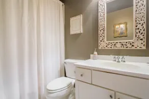 Walk to Oak Park from a Bright Madison Street Loft - Image 5