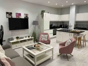 Stunning entire apartment + free parking - Image 2