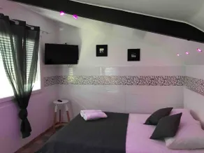 Love nest with private hot tub – on the outskirts of Paris - Image 3