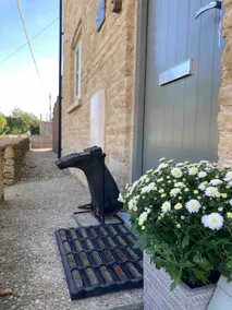 Cotswold stay - private garden & pretty park view - Image 3