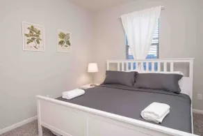Spacious, Modern, 2 KING beds FREE Wi-Fi & parking - Image 5