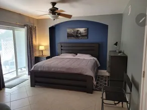 King bed, walkable, quiet neighborhood - Image 2