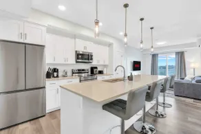 Beautiful & Modern 2 Bed-Airport Suite w/ Parking! - Image 2