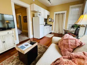 Walkable retreat unit B | 1 Bedroom Apt - Image 2