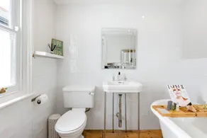 Cosy Fisherman’s Cottage, minutes from High Street, Harbour & Beach - Image 5