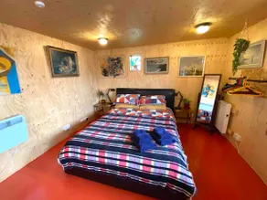 Riverbank Retreat, a cosy cabin on the waterfront. - Image 4