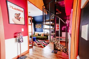 Dollhouse Northeast — Glam, Iconic & Walkable - Image 4