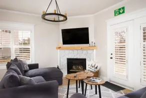 Rustic Chic Renovated 2Bd Condo by Village - Image 3