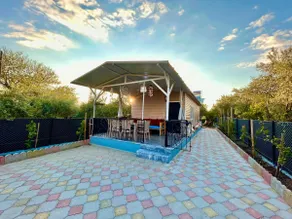 Detached house and garden - Image 5