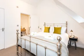 Modern York Apartment - Free Parking - Sleeps 7 - Image 2