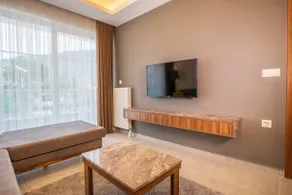Midpoint Suites - Deluxe Suite 105 - Image 3