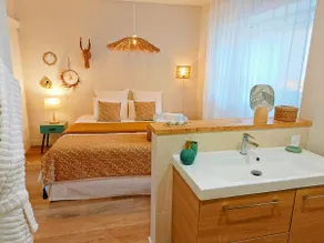 Large private 4-star jacuzzi, terrace, linens included. - Image 5