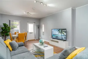 Large Apt Amesbury Near Stonehenge Free Parking - Image 4