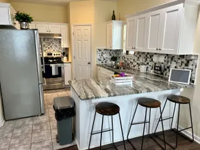 Spacious 4 BR Near Downtown - Image 4