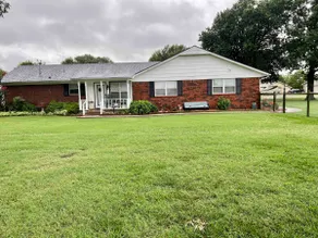 Cheerful Cozy Cottage, unwind on spacious porch - Image 5