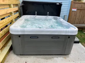Dog friendly *HOT TUB* Close to outlets, Sleeps 7 - Image 3