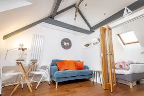 Gorgeous ‘WeeLoft’ Central St Andrews apartment - Image 4
