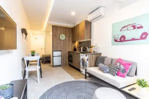 Self contained studio with private courtyard - Image 3