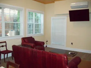 Large Historic Downtown Loft Front - Image 4