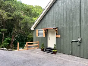 A-frame house (.3 miles) to Center Hill Marina - Image 2