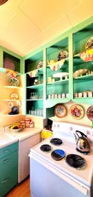 Charming Vintage Apartment with Bay Views Downtown - Image 5