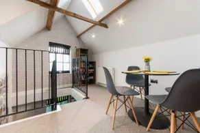 Beautiful Coach House - Image 3