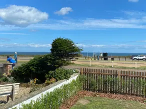 Stunning seafront property with garden and drive - Image 3