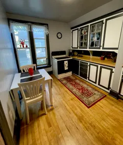 Charming 2 Bedroom Escape, 7 blocks to lake - Image 4
