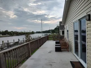 Carrick Bend | Top-Floor Hideaway + Balcony on ICW - Image 5