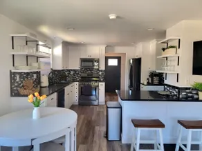 Conveniently located 3 bed in Bremerton with deck - Image 4