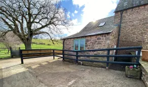 Oaklands Cottage on a rural farm - Image 2