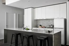 NYC-Style, CBD Paris End – Ample Space and Balcony - Image 3