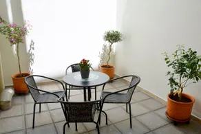 Quiet Urban Studio with Private Backyard - Image 5