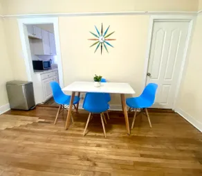 Cheerful 3-BR 2-full BR home close to Downtown - Image 3