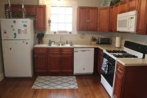 2nd Fl Apt w/ Driveway - Pets are Welcome - Image 5