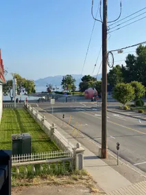 Amazing location! Steps to Okanagan Beach. Lakeview condo - Image 2