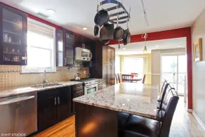 Family Friendly 3BR Duplex in Roscoe Village - Image 2