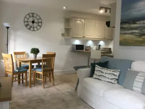 Seaside self contained accommodation, lovely area - Image 2