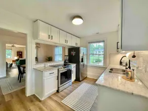Beautiful second floor apartment near I-40 & I-77 - Image 2