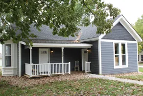 Drew's Den dans le centre-ville historique de Pleasant Hill, MO - Image 2
