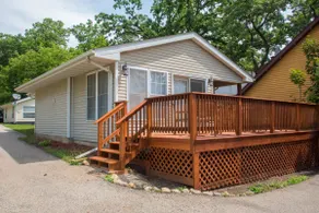 Enjoy Year Round Vacation On Pistakee Lake - Image 2
