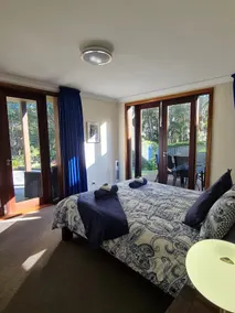 Tranquility in town, 2 bedroom unit, bush aspect - Image 5