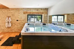 Romantic cottage with hot tub and sauna - Image 3