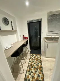 Contemporary, stylish, studio apartment - Image 2
