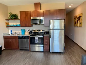 Modern Suite with washer & dryer on I-94 - Image 5