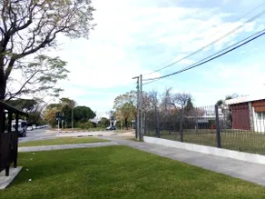 Pleasant house in residential neighborhood - Image 2