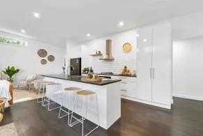 Spacious + Peaceful 3BR house w/deck, 1km to town - Image 3