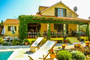 Luxurious villa with swimming pool - Image 2