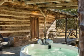 Romantic Cabin w/Cats! Hot Tub/Voted Most /Peach - Image 4