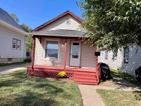 (Bob) Full home VERY close to Memorial Stadium - Image 2